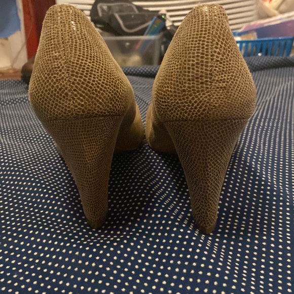 George 7 1/2 faux snakeskin heels with an open toe in perfect shape used once - Picture 4 of 6
